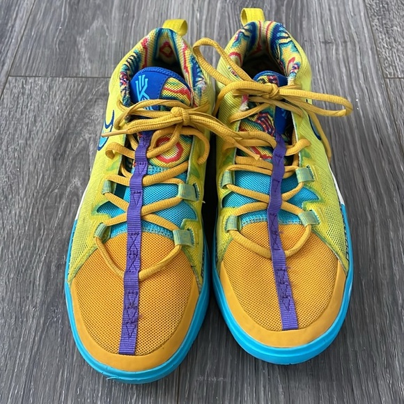 Nike Kyrie Flytrap Sneakers Size 6Y - Picture 2 of 9
